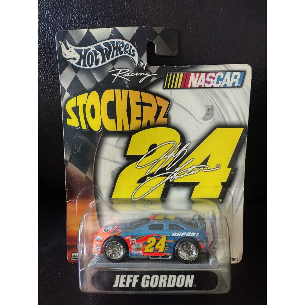 Jeff Gordon #24 Dupont 2003 Hot Wheels Stockerz 1:64 Diecast - New